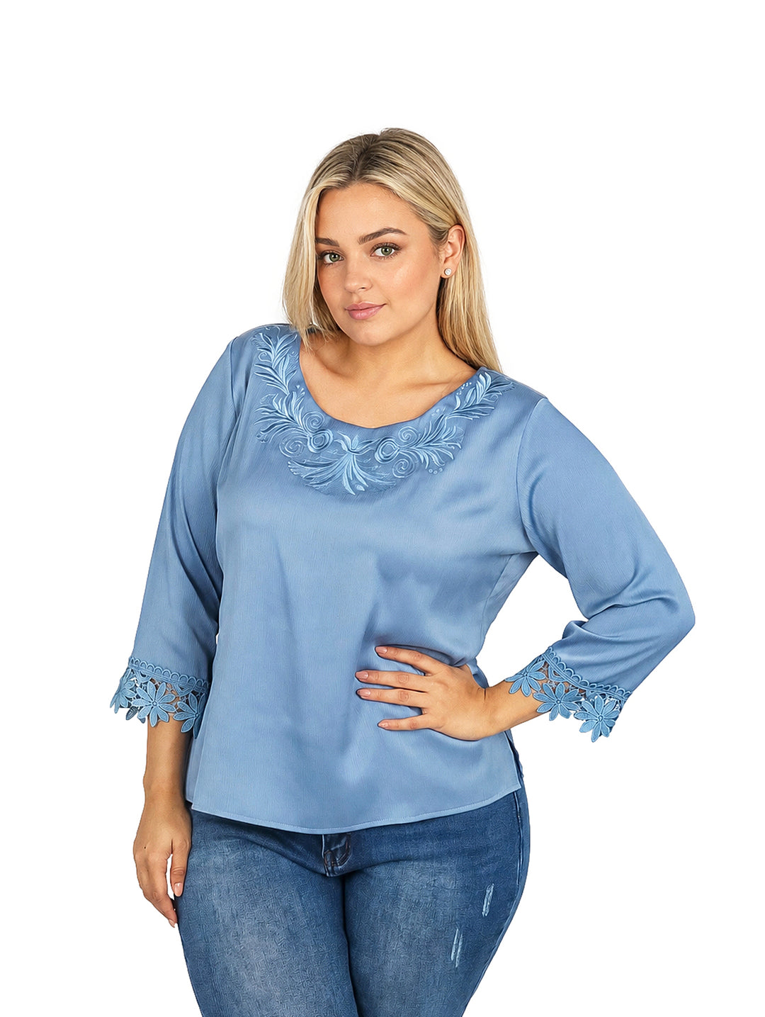 Mujer vistiendo blusa azul de manga 3/4 con detalles de guipure en el cuello y puños.