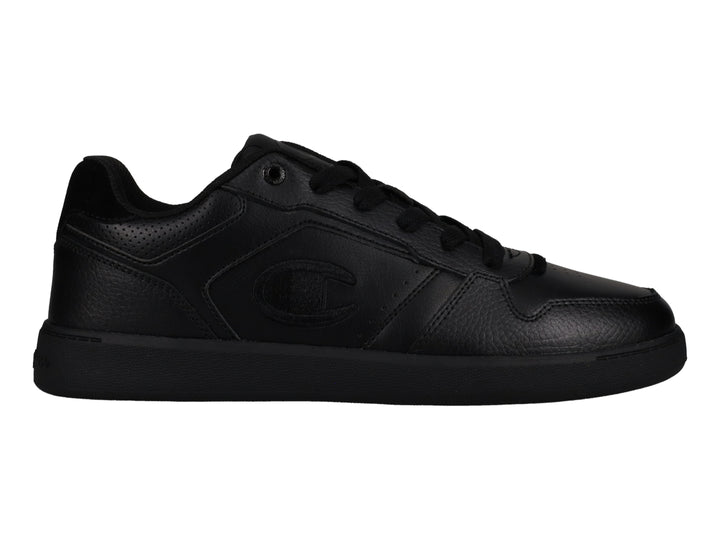Tenis Champion modelo Lore Pro en color negro total con suela plana y detalles perforados laterales.