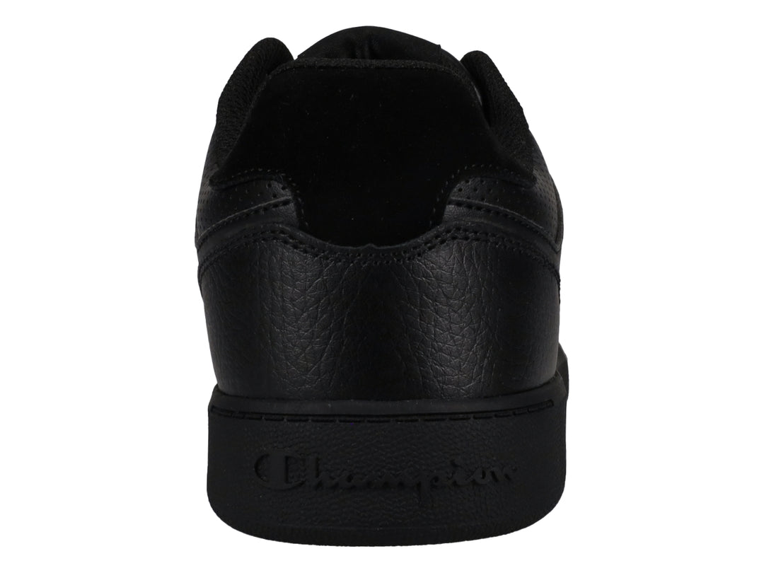 Tenis Champion modelo Lore Pro en color negro total con suela plana y detalles perforados laterales.