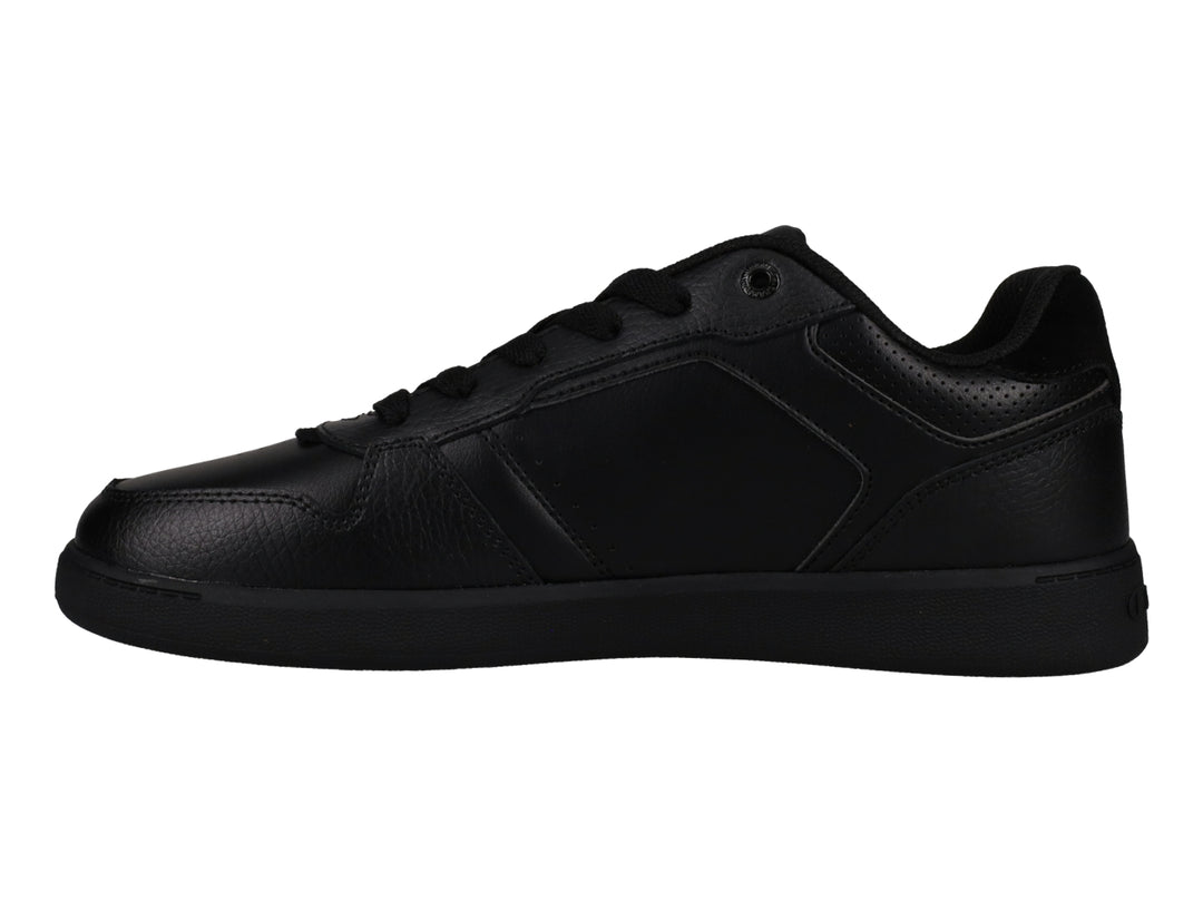 Tenis Champion modelo Lore Pro en color negro total con suela plana y detalles perforados laterales.