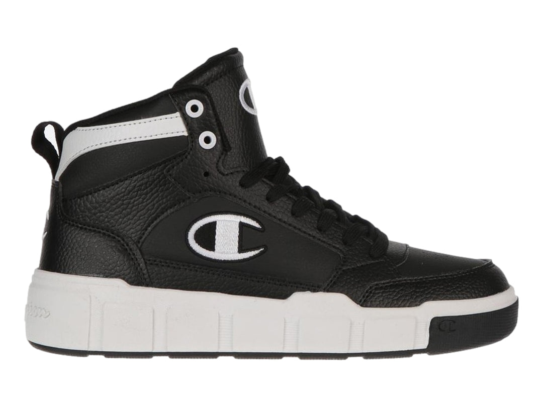 Tenis Champion de bota color negro con suela blanca y logotipo blanco en el costado.