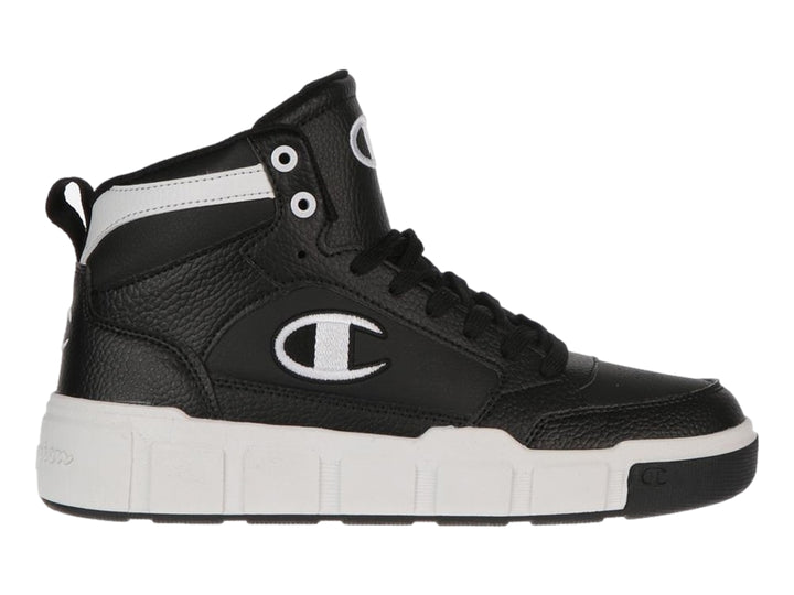 Tenis Champion de bota color negro con suela blanca y logotipo blanco en el costado.