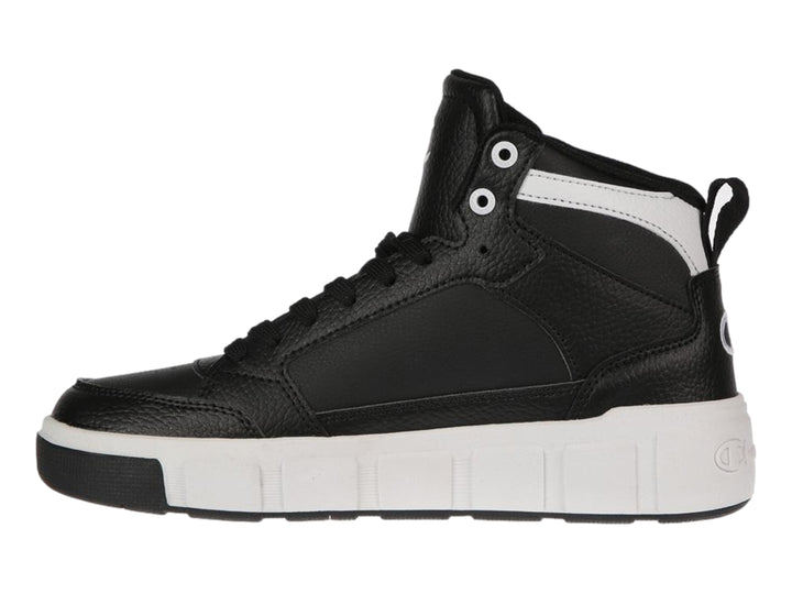 Tenis Champion de bota color negro con suela blanca y logotipo blanco en el costado.