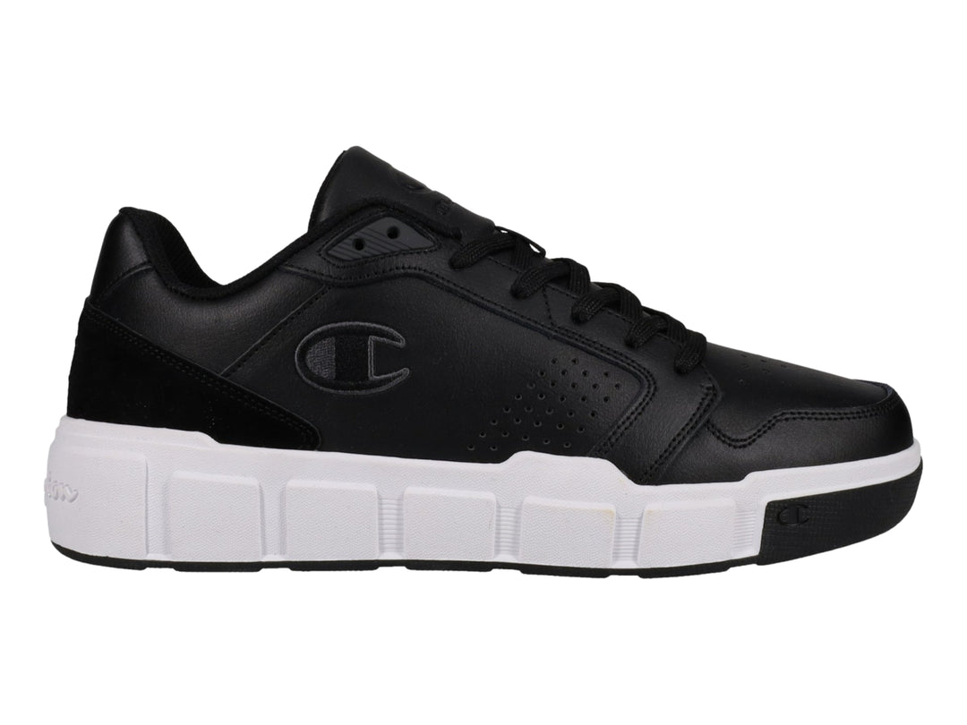 Tenis Champion color negro con suela blanca y logotipo en el costado.
