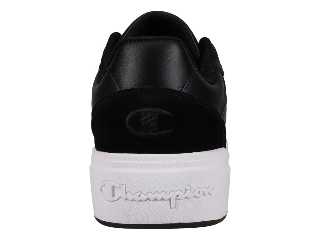 Tenis Champion color negro con suela blanca y logotipo en el costado.