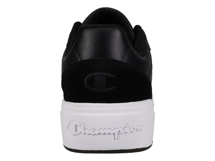Tenis Champion color negro con suela blanca y logotipo en el costado.