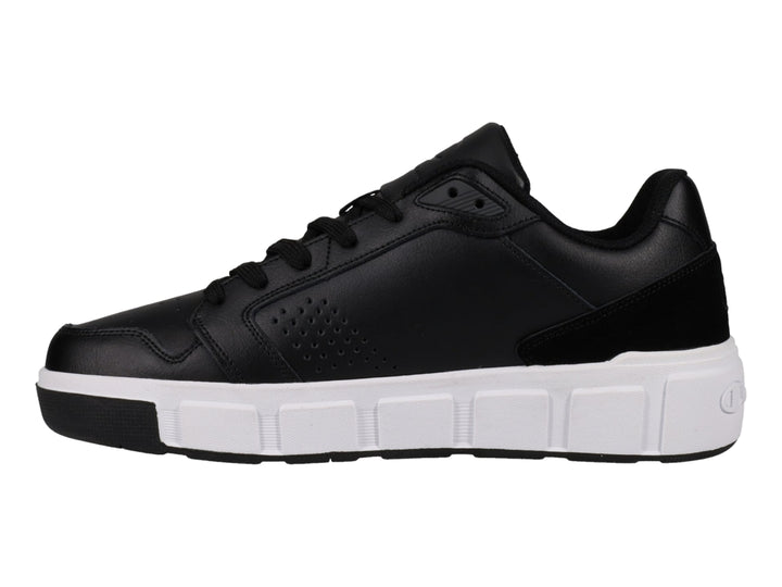 Tenis Champion color negro con suela blanca y logotipo en el costado.