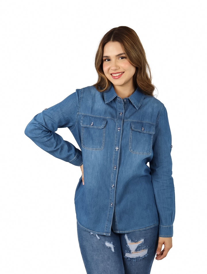 Blusa de mezclilla azul para mujer con manga larga, cuello y botones frontales.