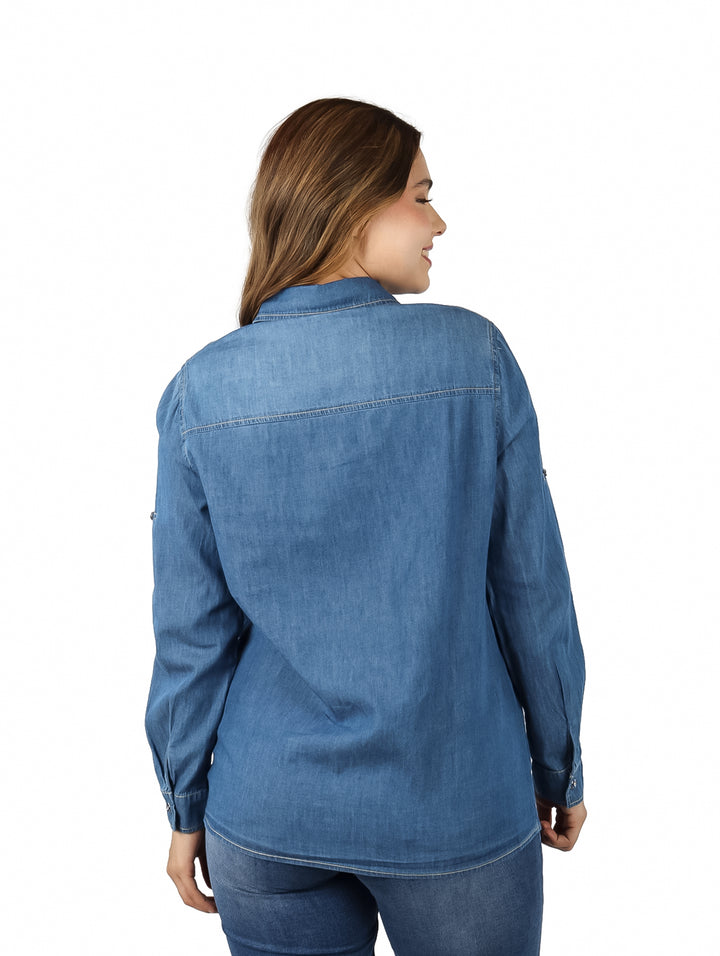 Blusa de mezclilla azul para mujer con manga larga, cuello y botones frontales.