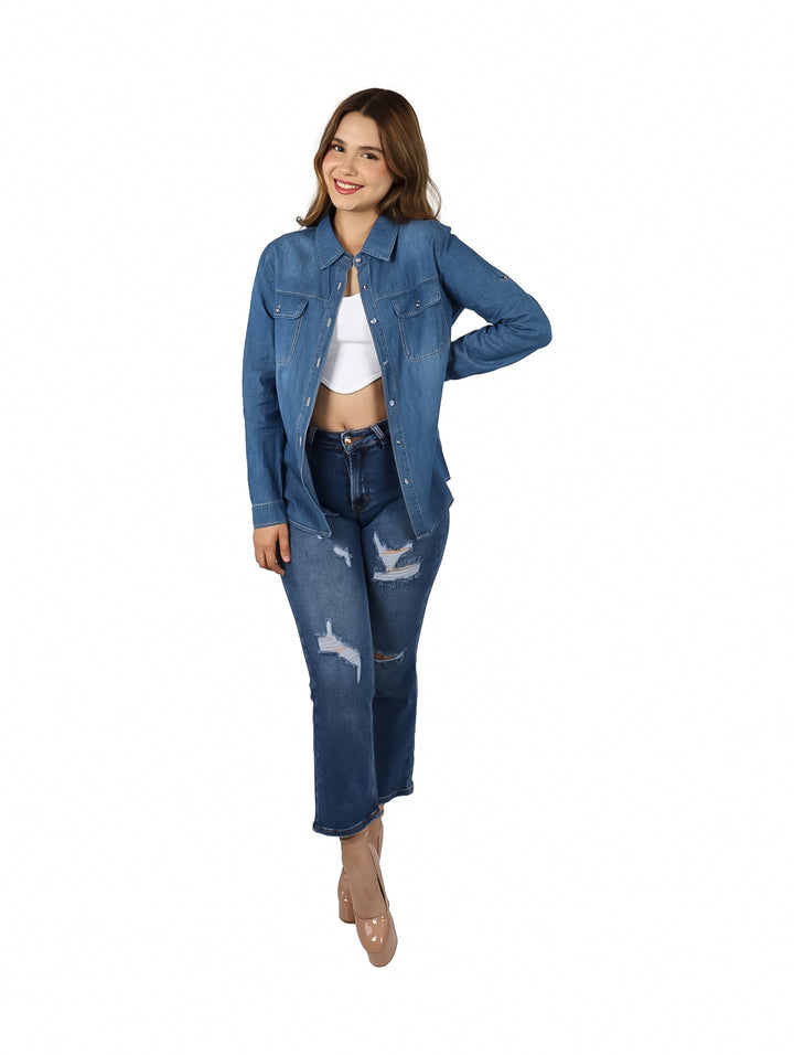 Blusa de mezclilla azul para mujer con manga larga, cuello y botones frontales.