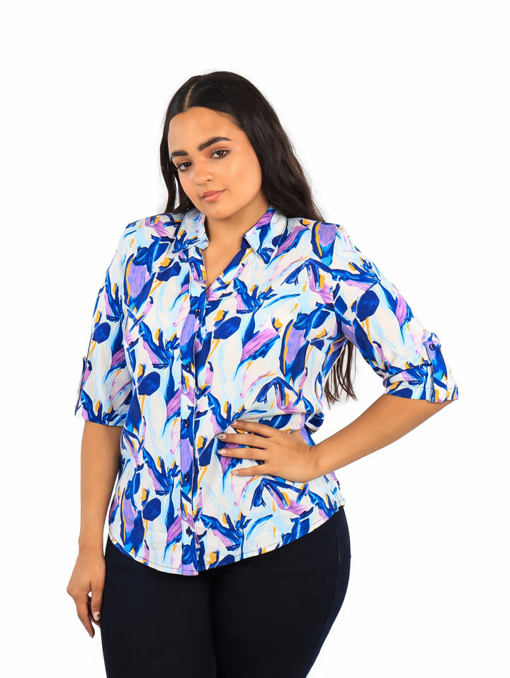 Camisera estampada para mujer en tonos blanco, azul y lila con mangas 3/4.