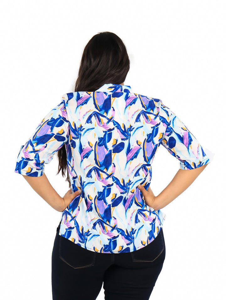 Camisera estampada para mujer en tonos blanco, azul y lila con mangas 3/4.