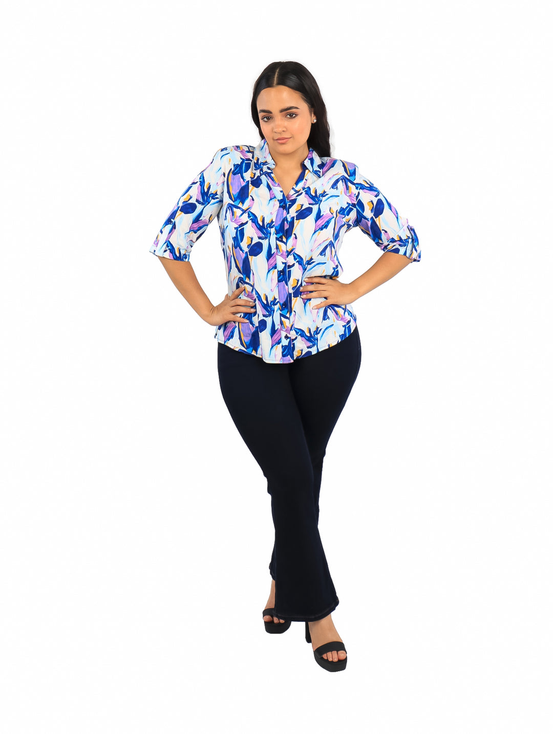 Camisera estampada para mujer en tonos blanco, azul y lila con mangas 3/4.