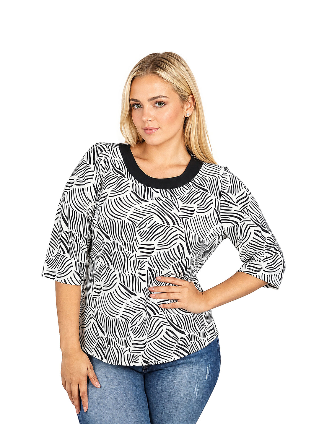 Mujer vistiendo blusa blanca con estampado abstracto en negro y cuello redondo negro.
