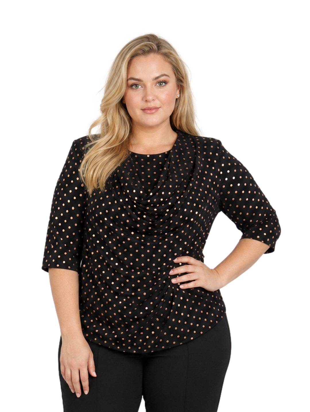 Mujer vistiendo blusa negra con lunares dorados y cuello drapeado.