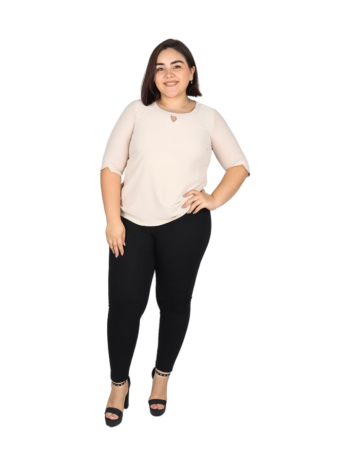 Mujer vistiendo blusa color hueso de manga tres cuartos y cuello redondo con detalle frontal.