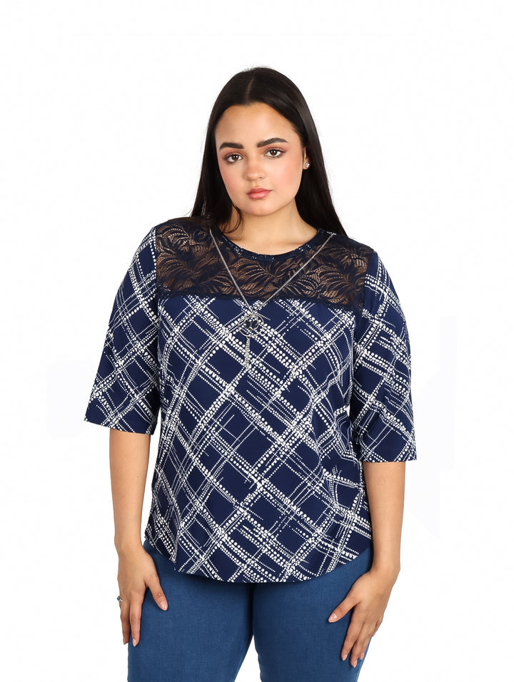 Mujer vistiendo blusa color marino con estampado blanco y detalle de encaje en el pecho.