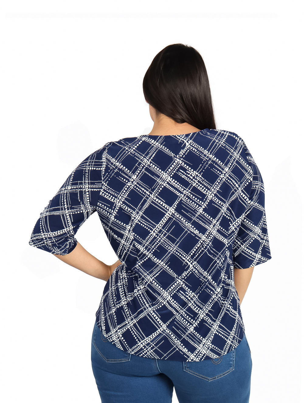 Mujer vistiendo blusa color marino con estampado blanco y detalle de encaje en el pecho.