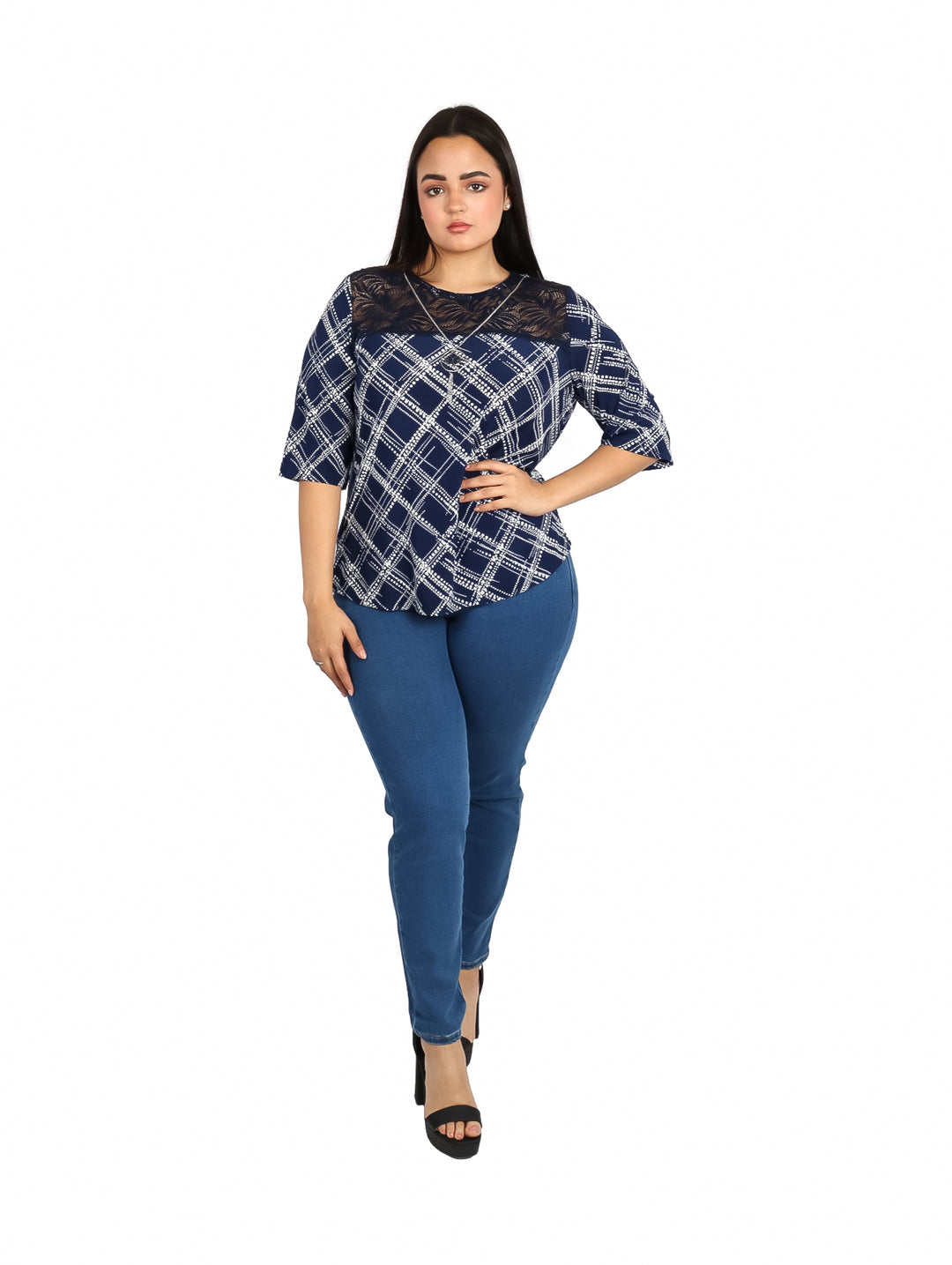 Mujer vistiendo blusa color marino con estampado blanco y detalle de encaje en el pecho.
