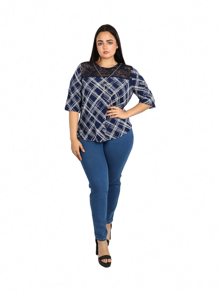Mujer vistiendo blusa color marino con estampado blanco y detalle de encaje en el pecho.