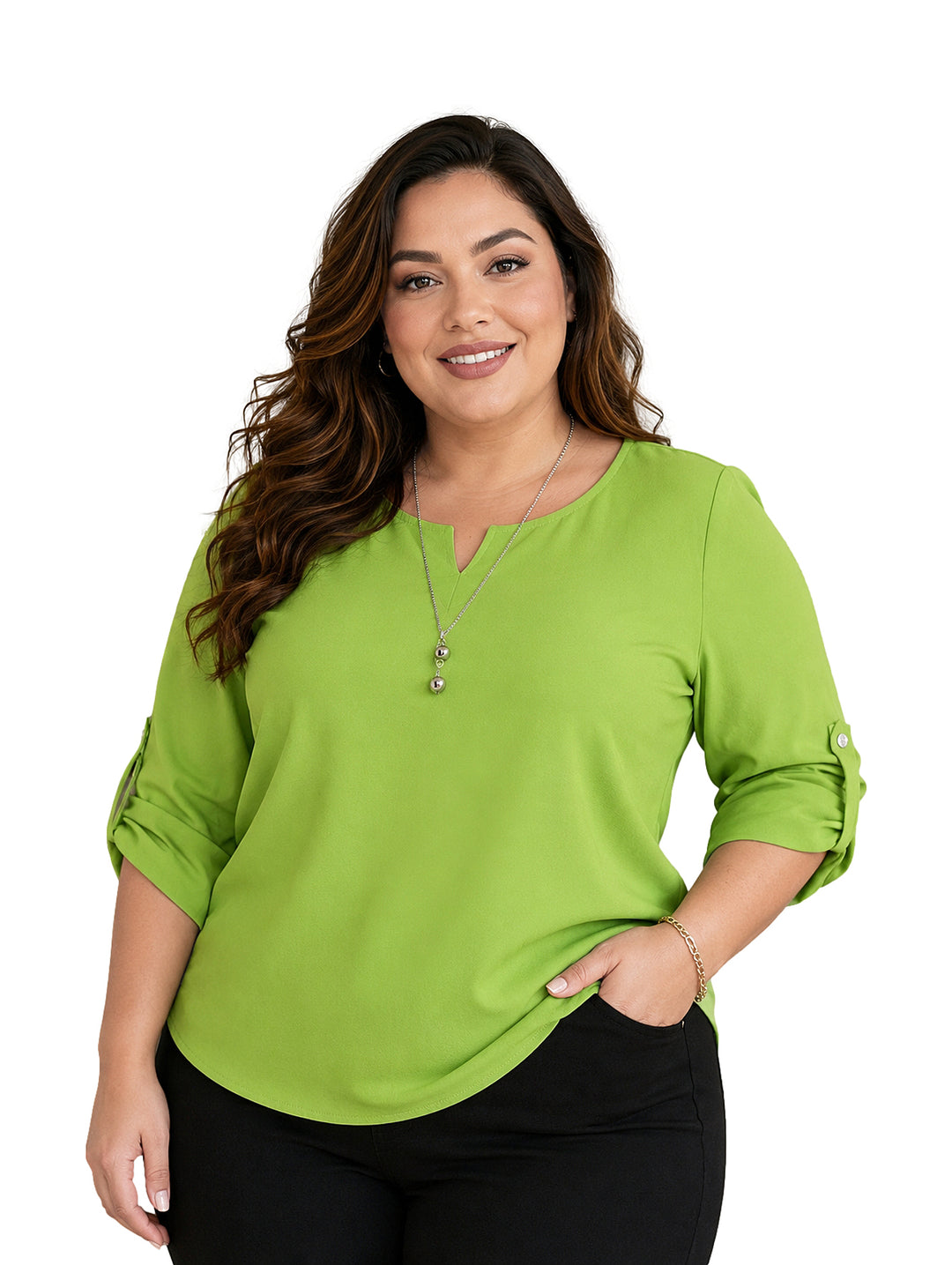 Mujer modelando blusa color verde manzana de manga corta y pantalones negros.