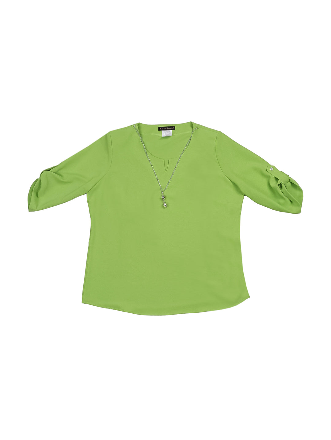 Mujer modelando blusa color verde manzana de manga corta y pantalones negros.