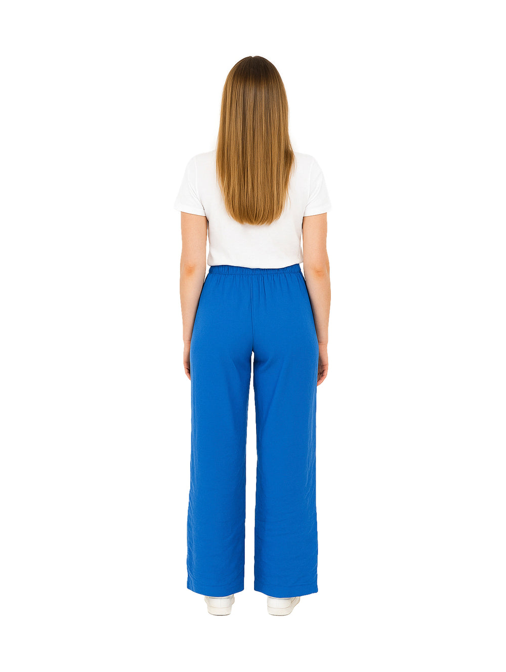 Mujer vistiendo pantalón de vestir azul rey de pierna ancha con cintura elástica y camiseta blanca.