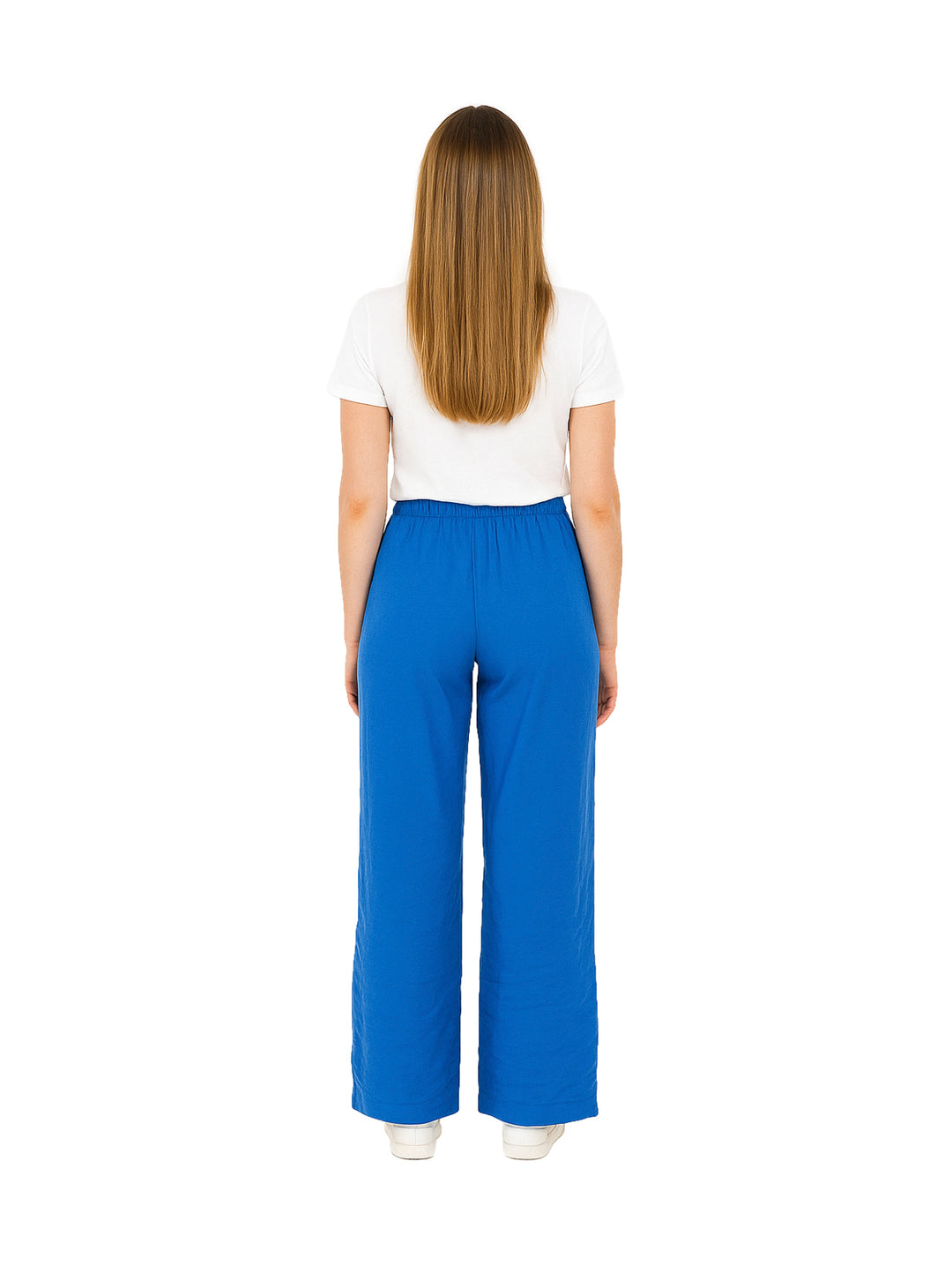 Mujer vistiendo pantalón de vestir azul rey de pierna ancha con cintura elástica y camiseta blanca.