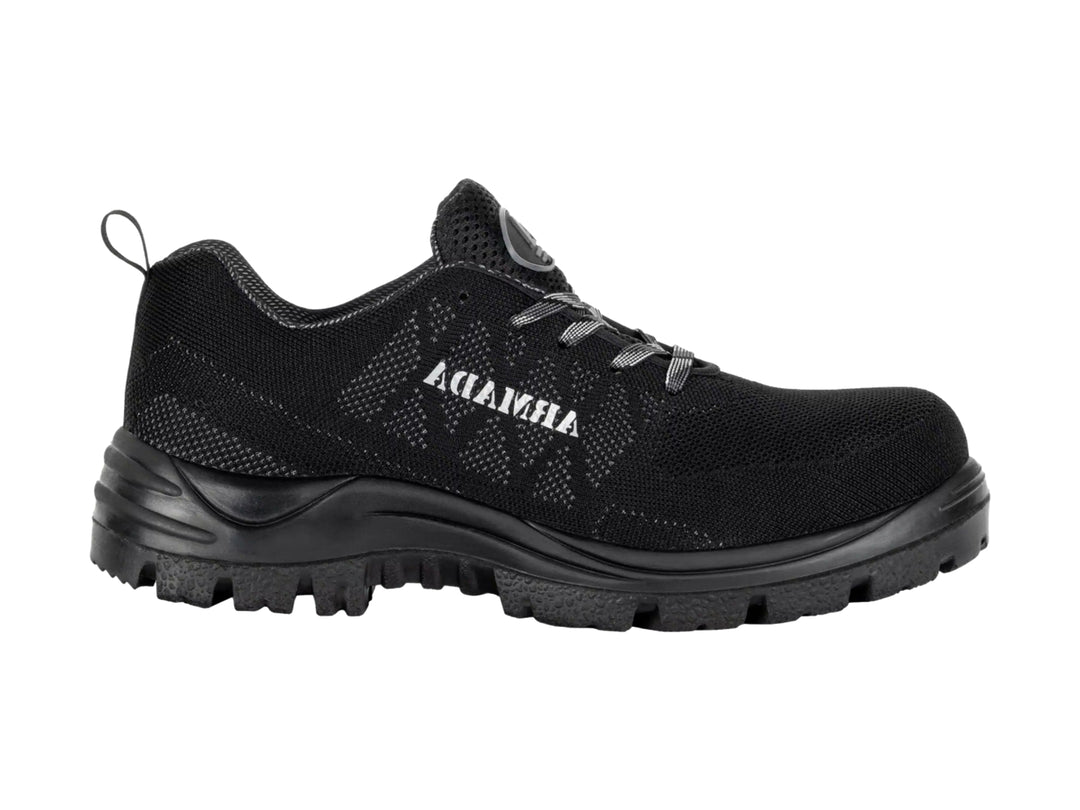 Zapato de seguridad ARMADA color negro con acabado textil y suela gruesa.