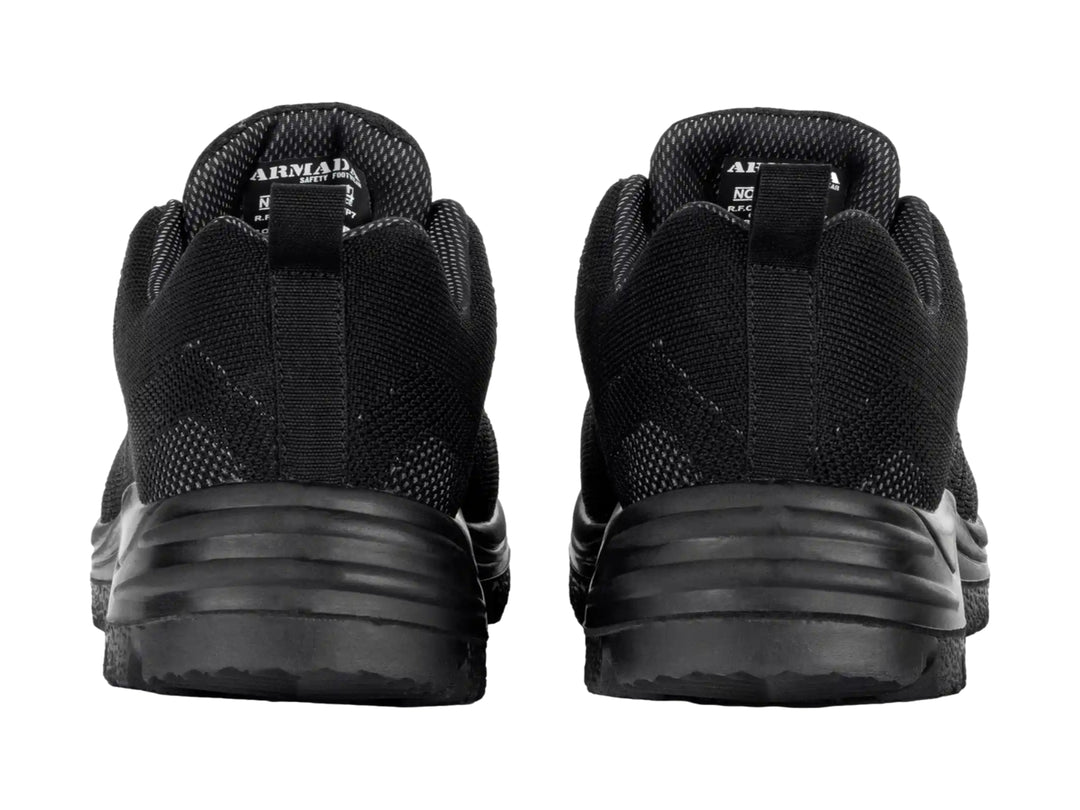 Zapato de seguridad ARMADA color negro con acabado textil y suela gruesa.