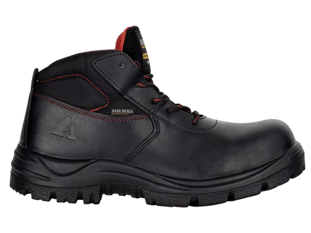Bota de seguridad ARMADA modelo 5012 en color negro con detalles rojos y suela antideslizante.