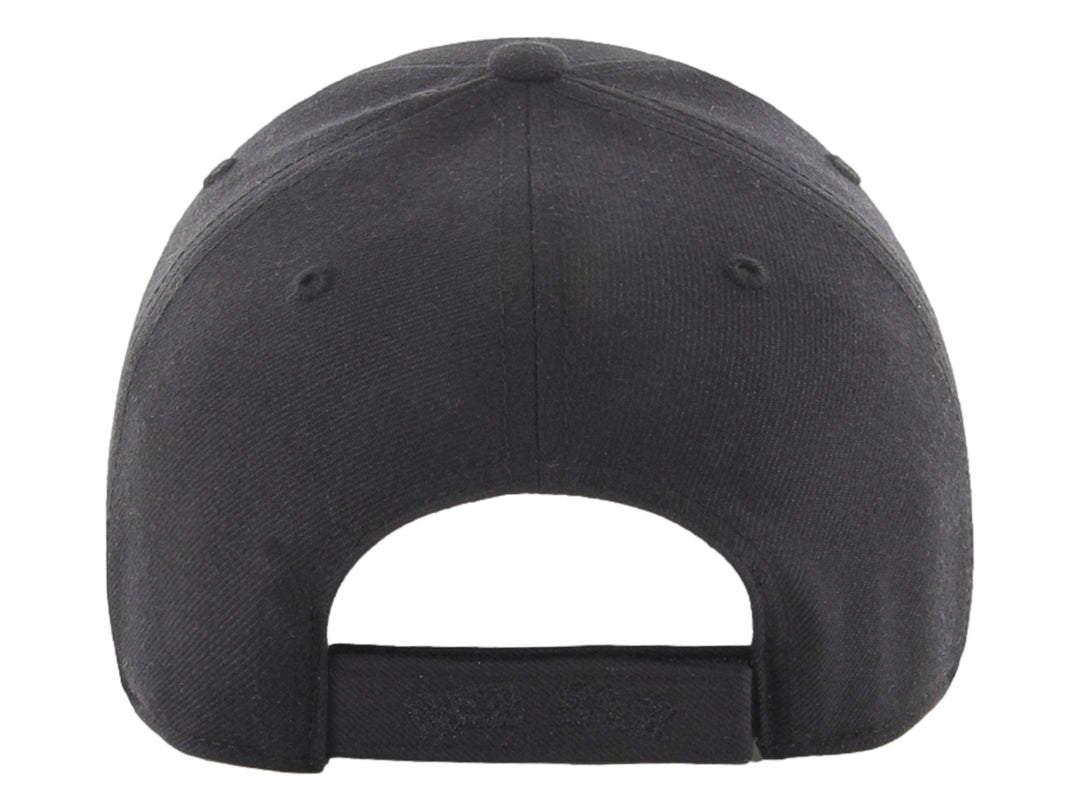 Gorra de béisbol color negro con logotipo bordado en relieve en el frente.