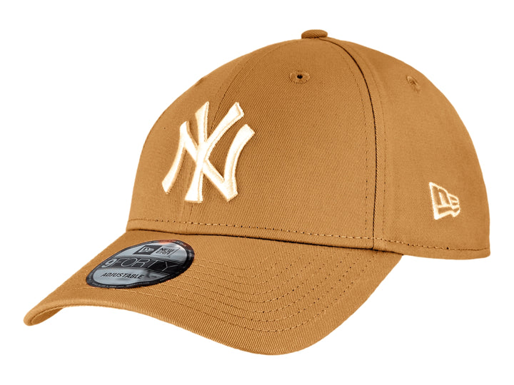Gorra New Era color Panama Tan con logo de los New York Yankees bordado en blanco.