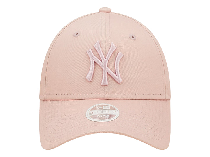Gorra de béisbol New Era color rosa pastel con logo de los New York Yankees bordado.