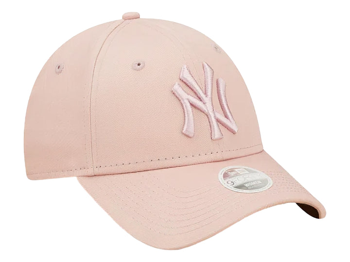 Gorra de béisbol New Era color rosa pastel con logo de los New York Yankees bordado.