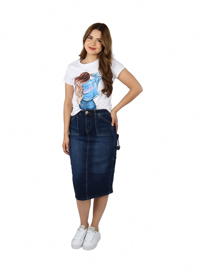 Falda cargo de mezclilla en color azul oscuro, corte midi y ajustada.