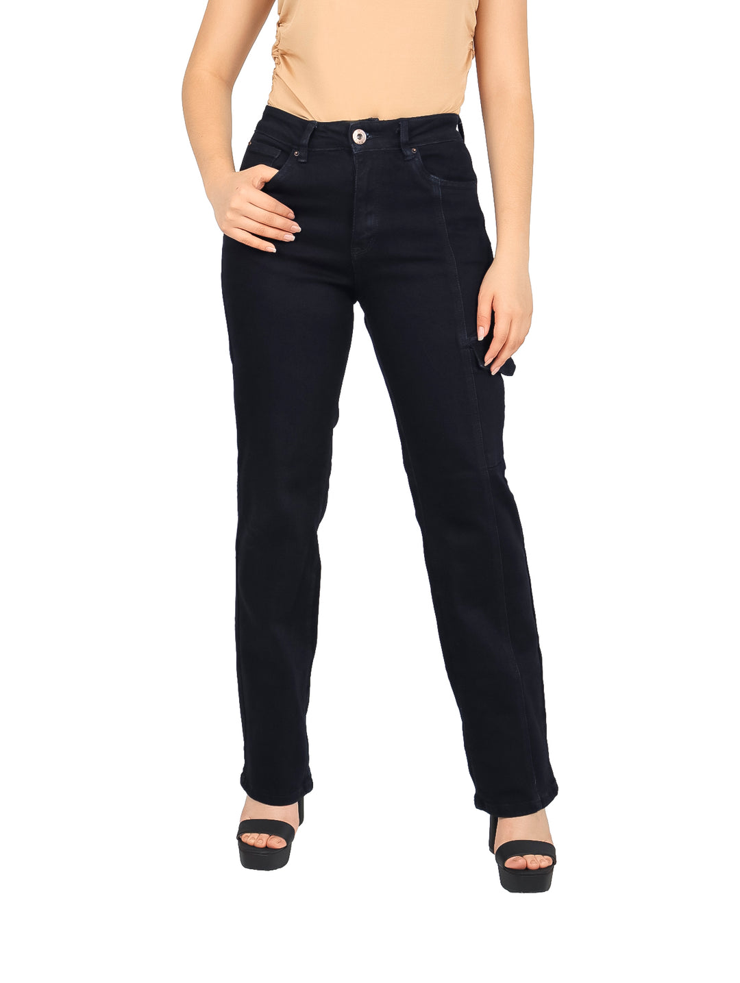 Mujer vistiendo pantalones jeans color indigo de corte recto y cintura alta.