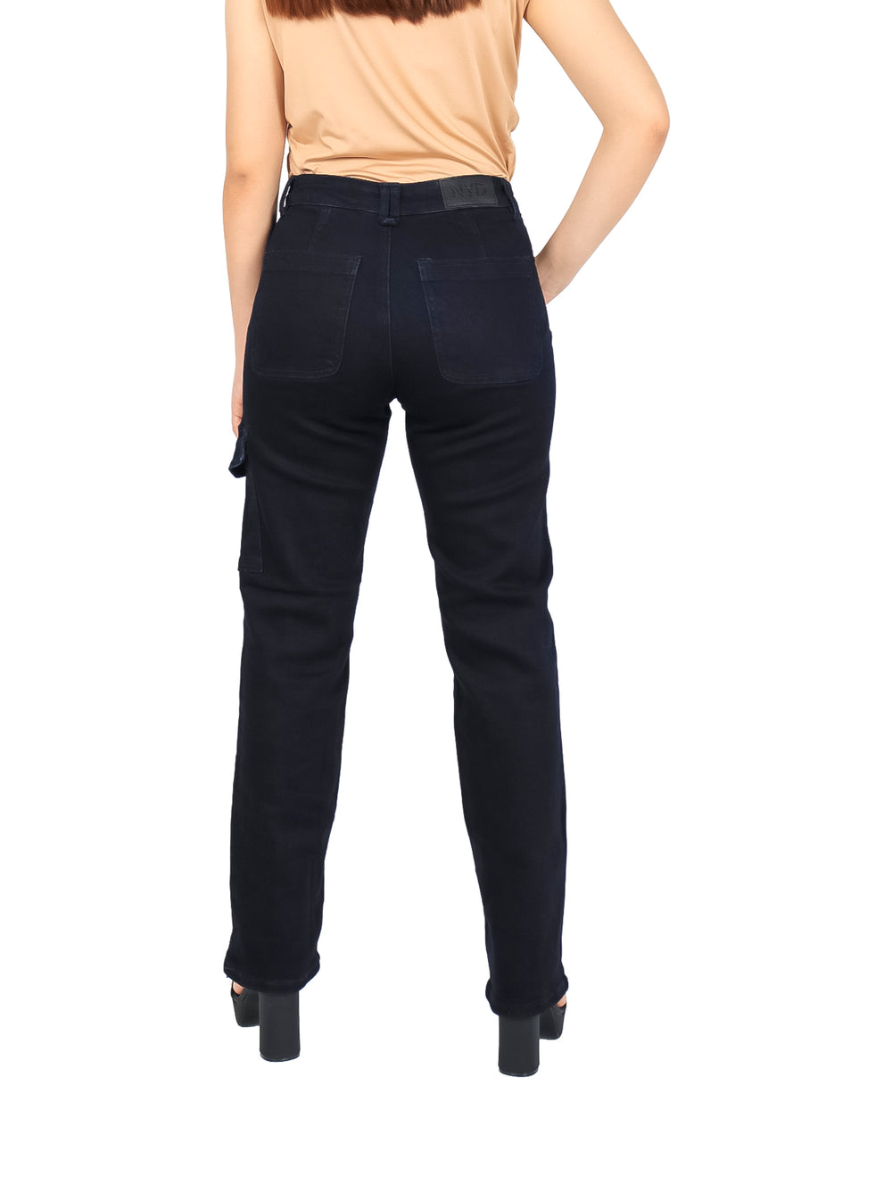 Mujer vistiendo pantalones jeans color indigo de corte recto y cintura alta.