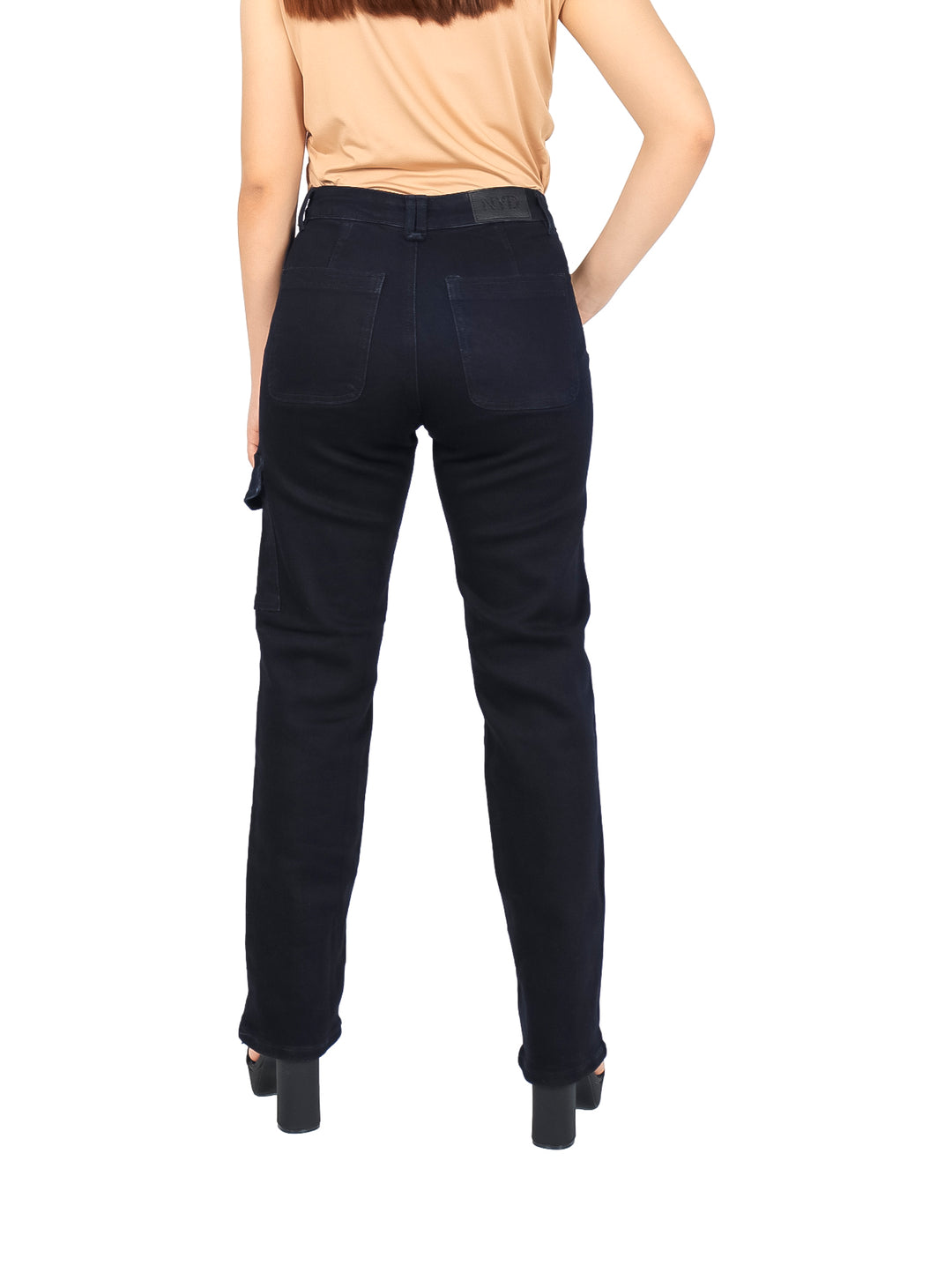 Mujer vistiendo pantalones jeans color indigo de corte recto y cintura alta.