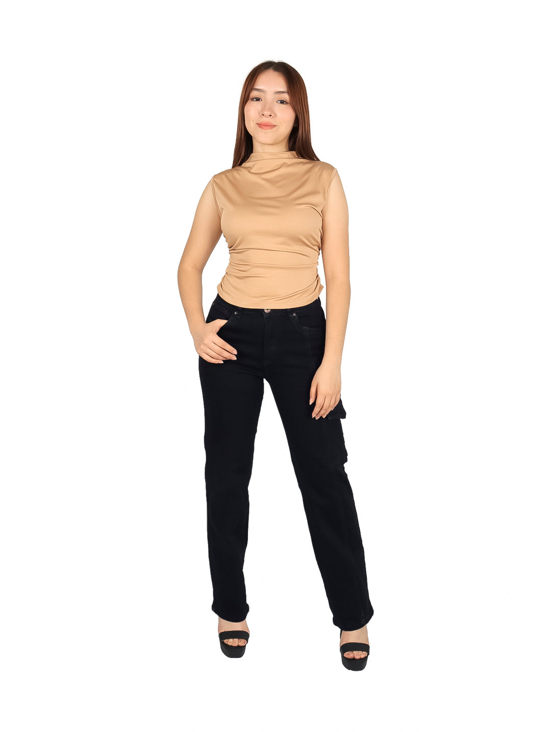 Mujer vistiendo pantalones jeans color indigo de corte recto y cintura alta.