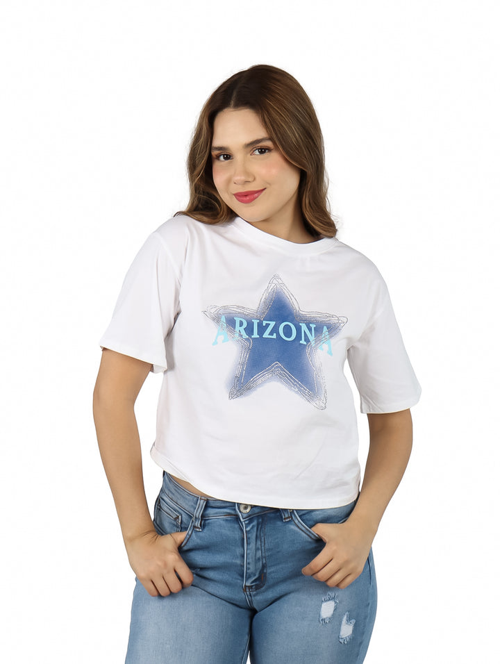Mujer vistiendo camiseta blanca de manga corta con estampado de estrella azul y texto Arizona.