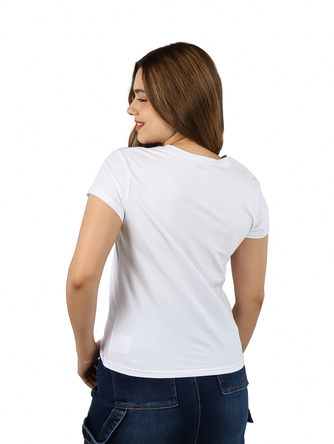 Camiseta blanca de manga corta para mujer con estampado gráfico de Barbie en la parte frontal.