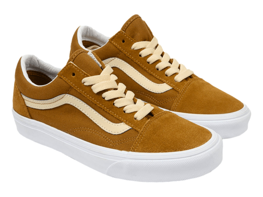 Tenis VANS Old Skool color marrón con suela blanca y franja lateral color crema.