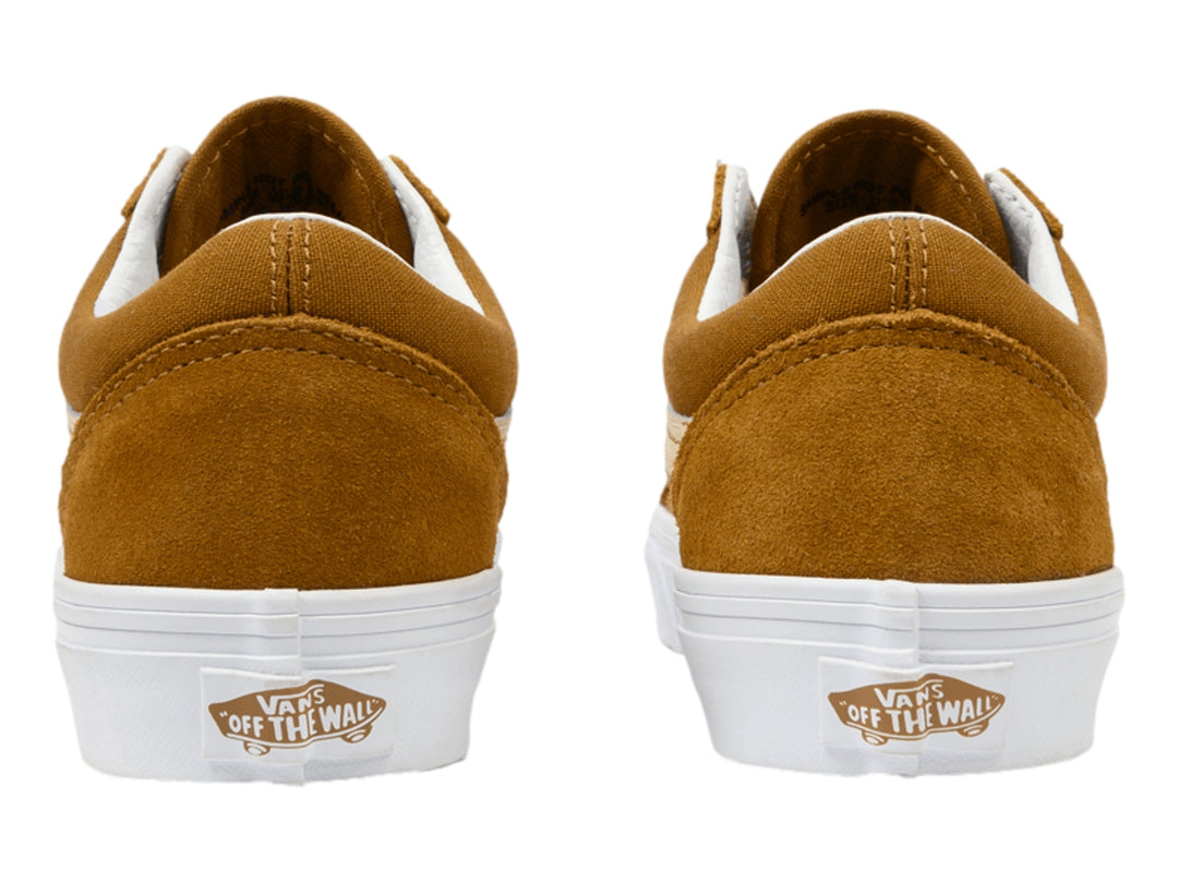 Tenis VANS Old Skool color marrón con suela blanca y franja lateral color crema.
