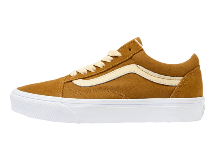 Tenis VANS Old Skool color marrón con suela blanca y franja lateral color crema.