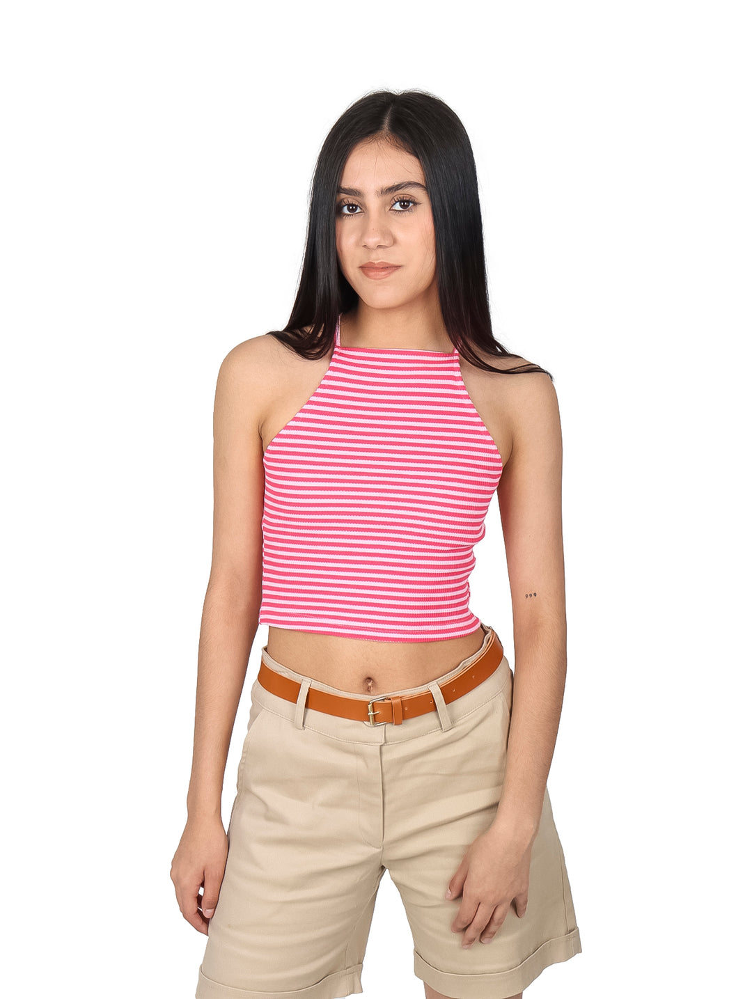 Mujer vistiendo blusa corta de rayas rosas y blancas con cuello halter y shorts beige.