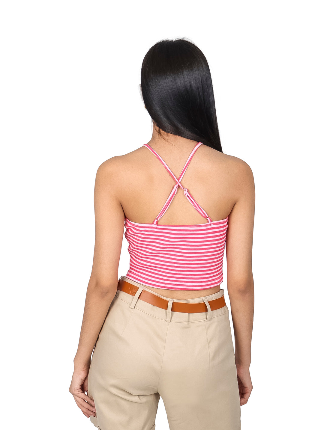 Mujer vistiendo blusa corta de rayas rosas y blancas con cuello halter y shorts beige.