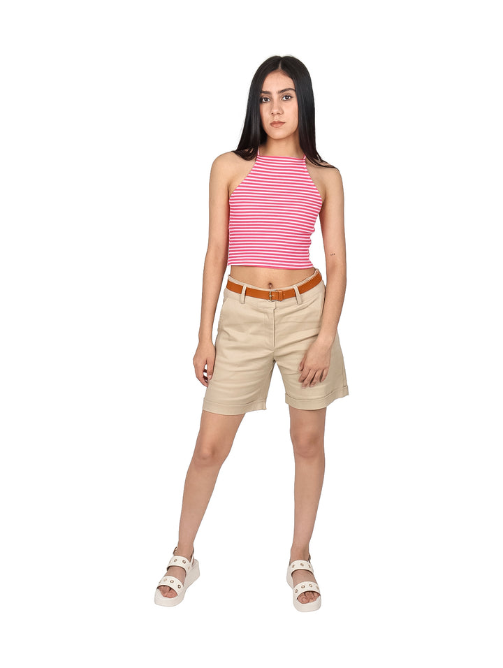 Mujer vistiendo blusa corta de rayas rosas y blancas con cuello halter y shorts beige.