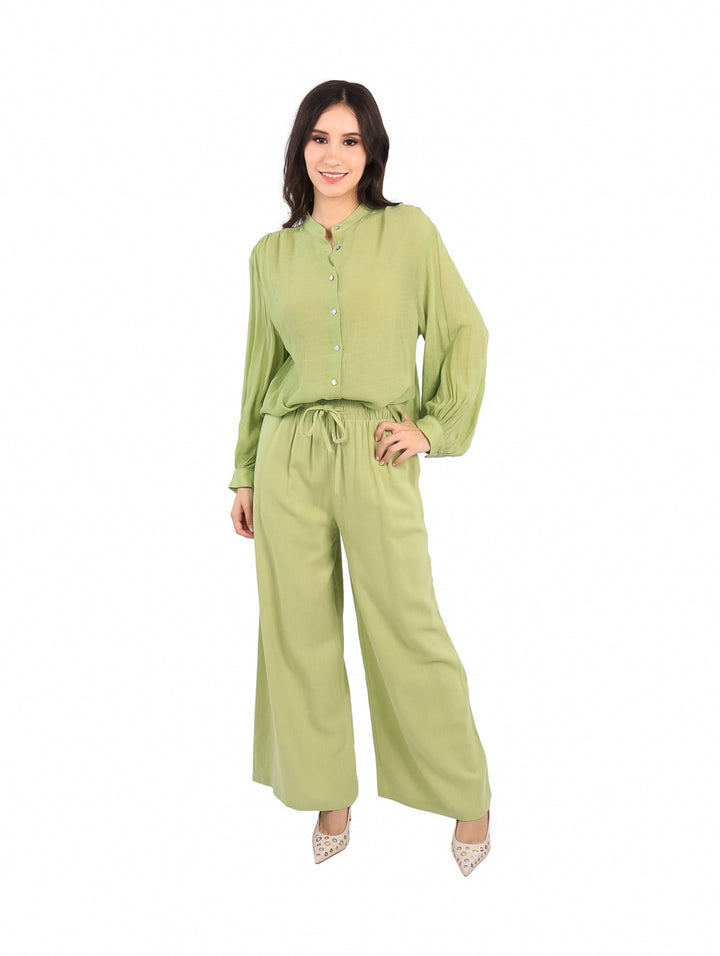 Mujer usando una camisa de botones color verde lima de manga larga.
