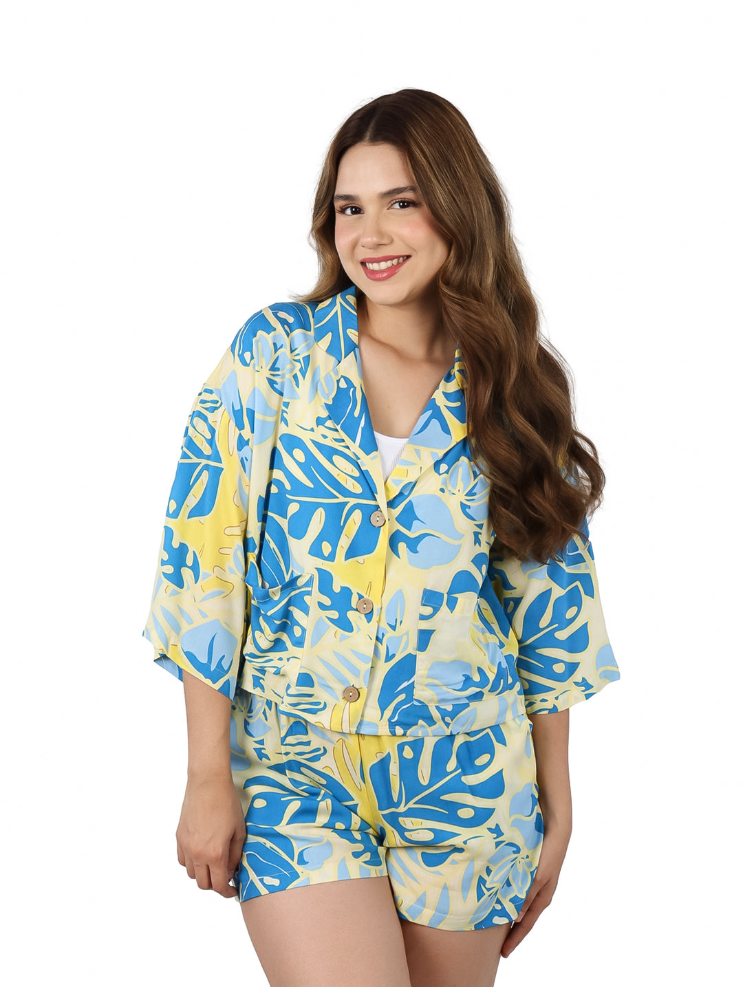 Blusa para mujer con estampado de hojas en tonos azul y amarillo.